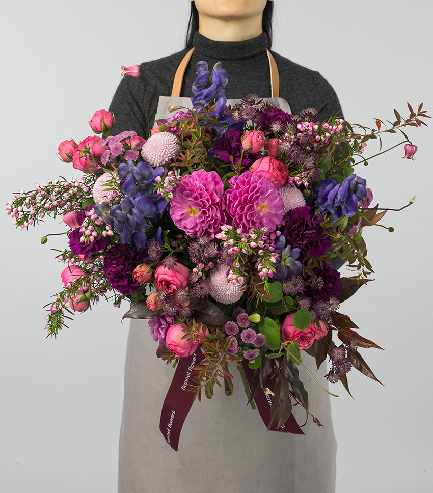 Florist with a premium flower bouquet of piano rose and dahlia. Featuring bespoke bouquet 46.